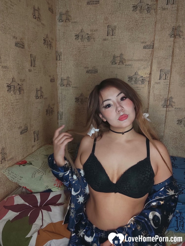 Solitario asiático complaciendo a sí misma durante el bloqueo covid
 #106573178