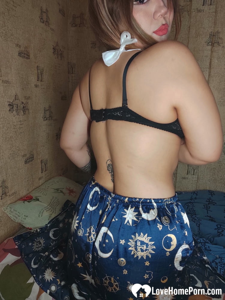 Solitario asiático complaciendo a sí misma durante el bloqueo covid
 #106573186