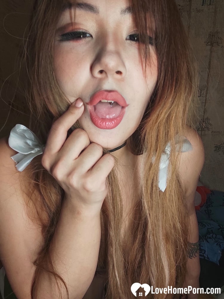 Solitario asiático complaciendo a sí misma durante el bloqueo covid
 #106573238