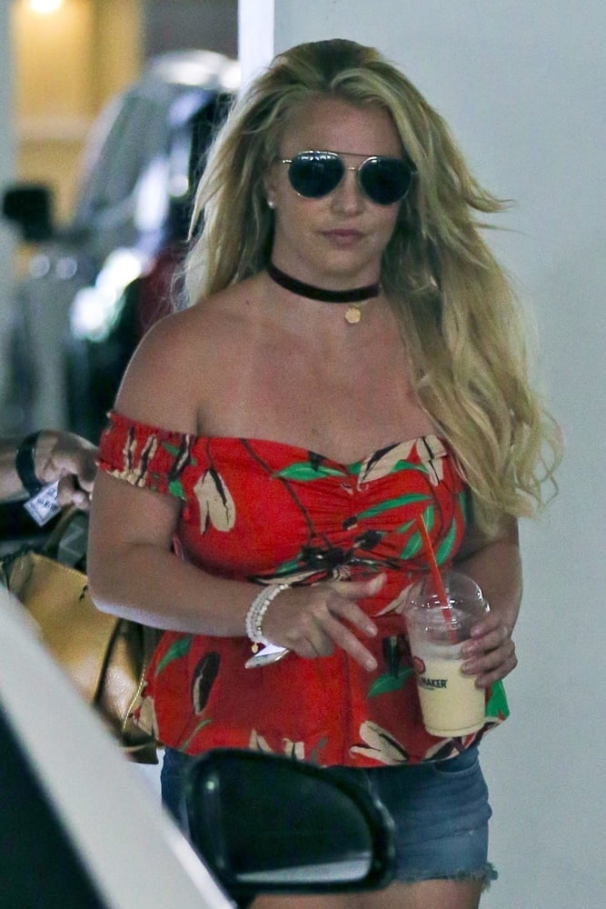 Britney spears fuera de casa
 #98659423