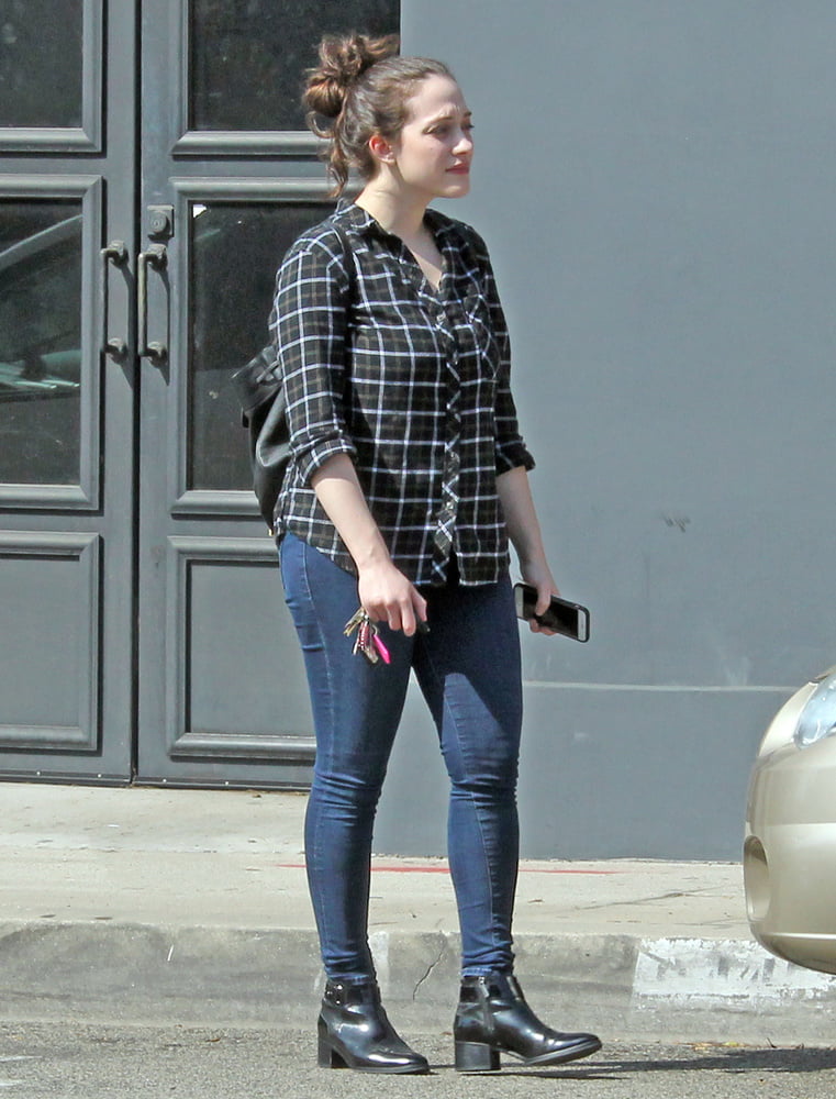 Kat dennings je n'aime pas les gros seins mais les siens sont bien...
 #95514720