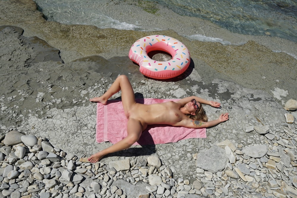 Kinky chica nudista en la playa pública
 #88352517