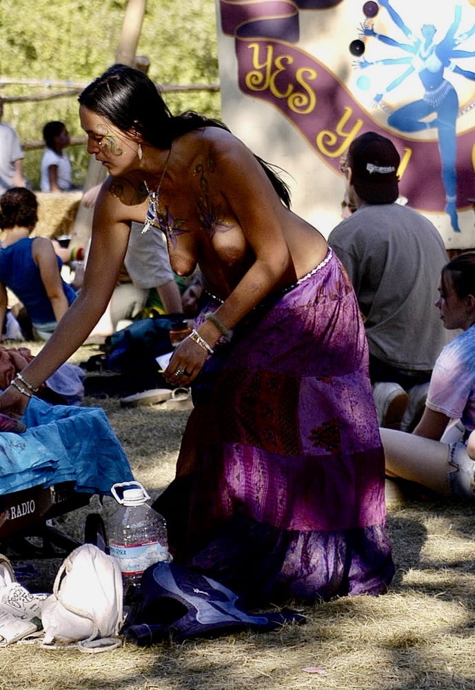 Sexy Floppy Tit Native American Milf beim Festival
 #94757840