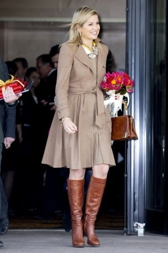 Weibliche Berühmtheit Stiefel & Leder - Königin maxima
 #99154826