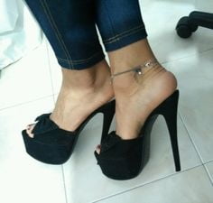 Pies en tacones
 #95410164