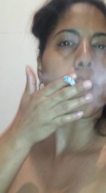 Heißes karibisches Ebenholz awilda raucht Zigarette
 #89409945