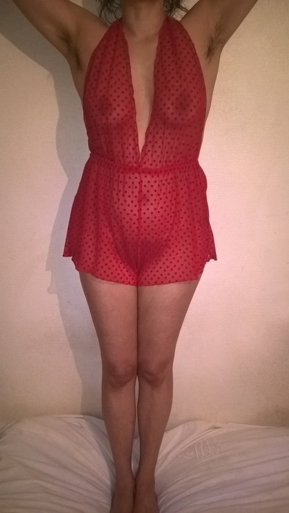 Femme mature poilue en lingerie rouge
 #106623427