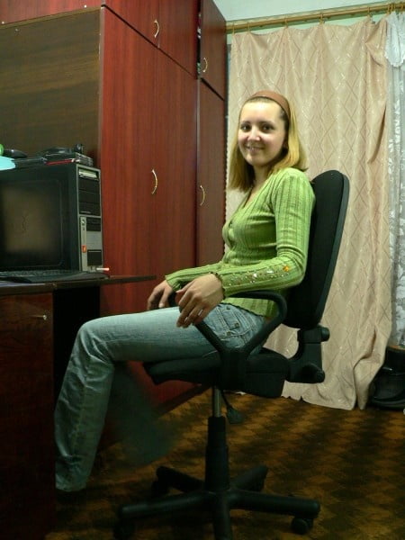 Striptease auf einem Computerstuhl
 #81173685