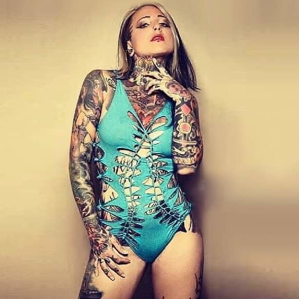 Chicas tatuadas en traje de baño
 #95425808