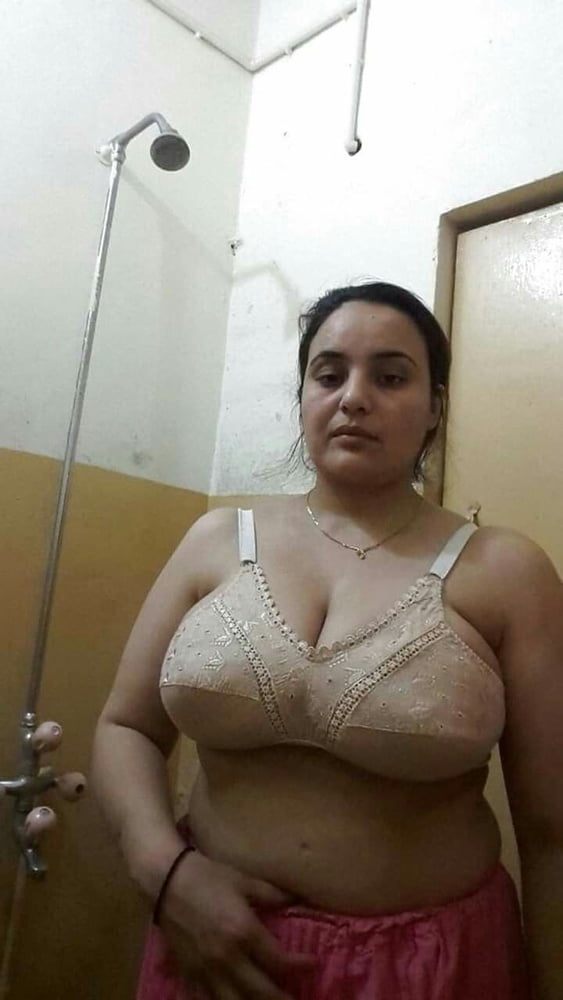 Indische Frau in der Dusche
 #89227781