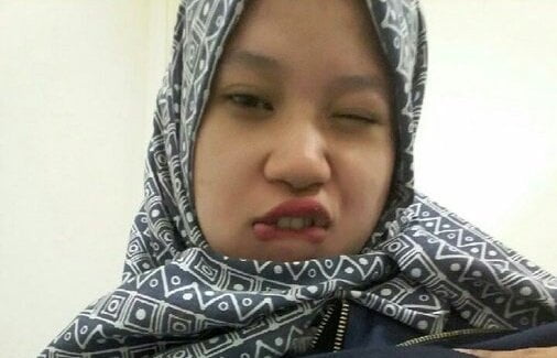 Ragazza amatoriale indonesiana hijab che mostra il suo carré
 #80393770