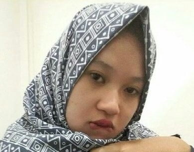 Ragazza amatoriale indonesiana hijab che mostra il suo carré
 #80393771