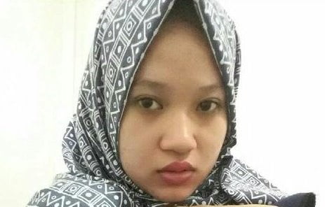 Ragazza amatoriale indonesiana hijab che mostra il suo carré
 #80393772