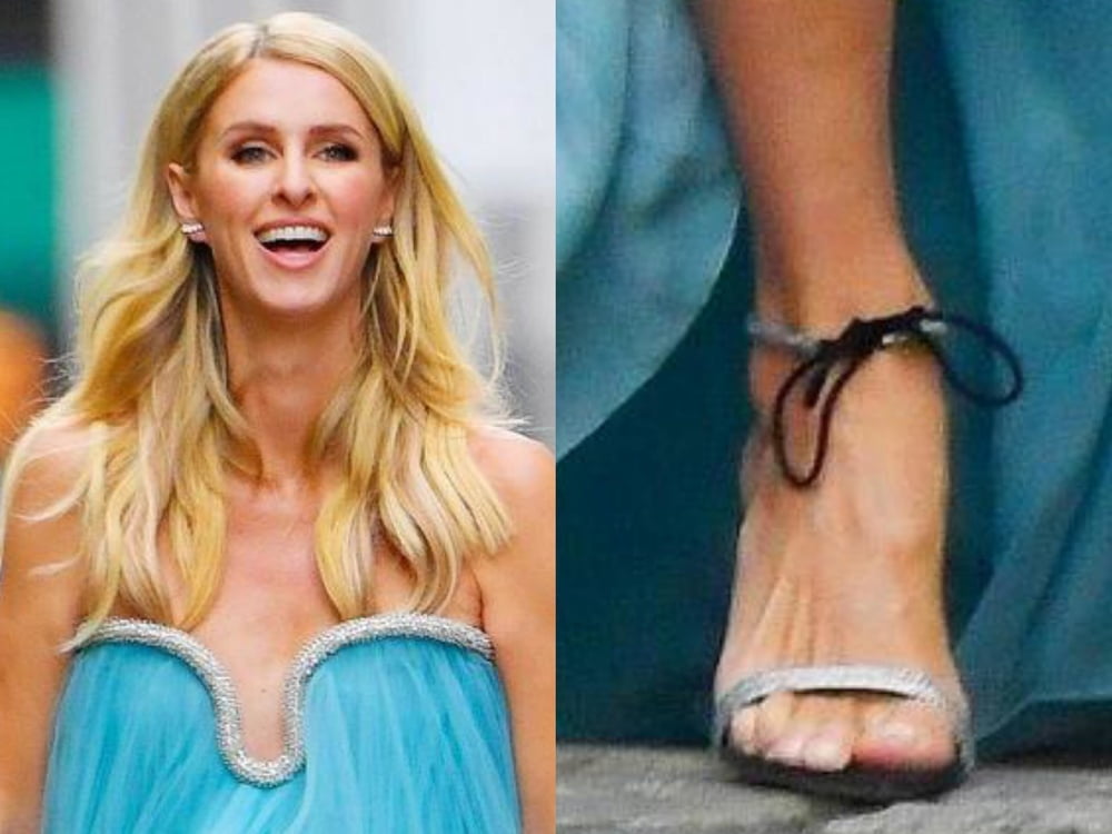 Nicky hilton sexy piernas pies y tacones altos
 #94718829