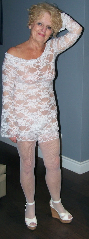 Mini robe en dentelle blanche et bas de nylon
 #96363725