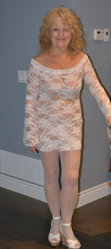 Mini robe en dentelle blanche et bas de nylon
 #96363737