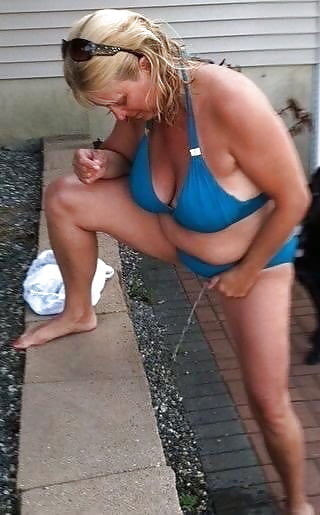 Mujeres orinando 2
 #101370551