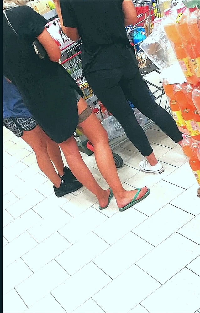 Putas cachondas en un mercado
 #91464968