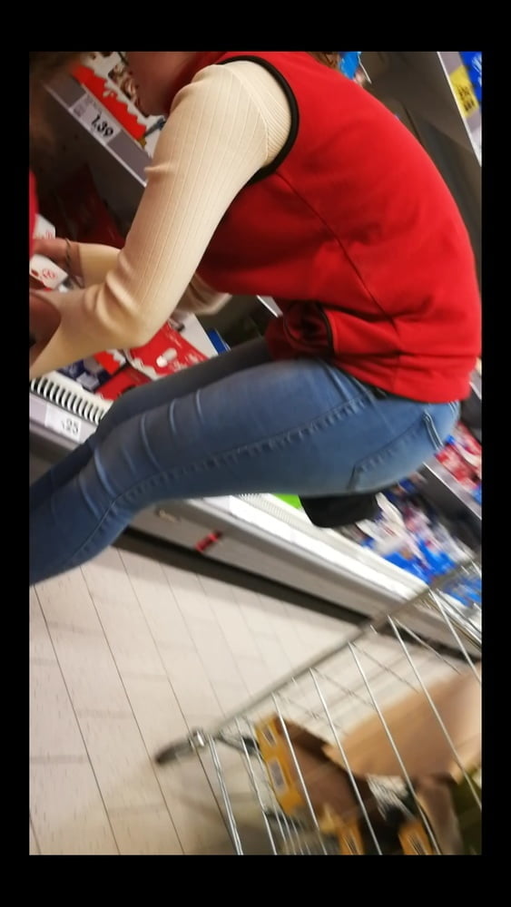 Putas cachondas en un mercado
 #91464988