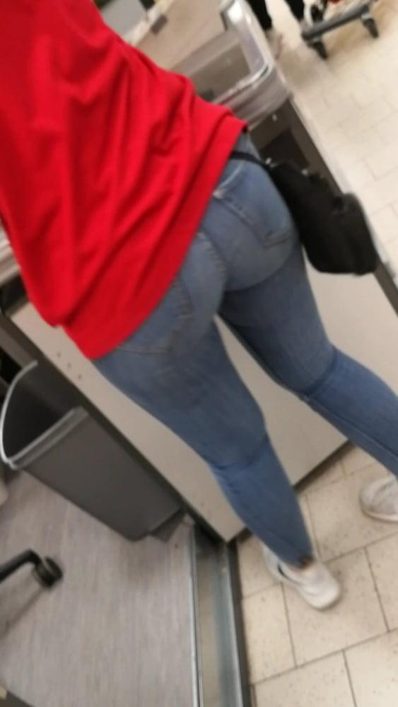 Putas cachondas en un mercado
 #91464990