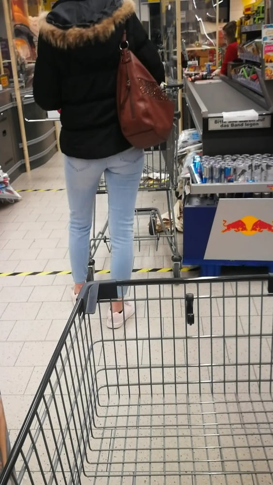 Putas cachondas en un mercado
 #91464994