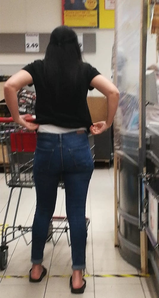 Putas cachondas en un mercado
 #91465020