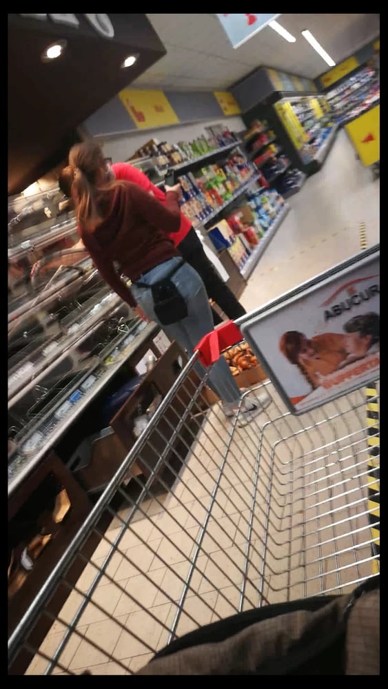 Putas cachondas en un mercado
 #91465022