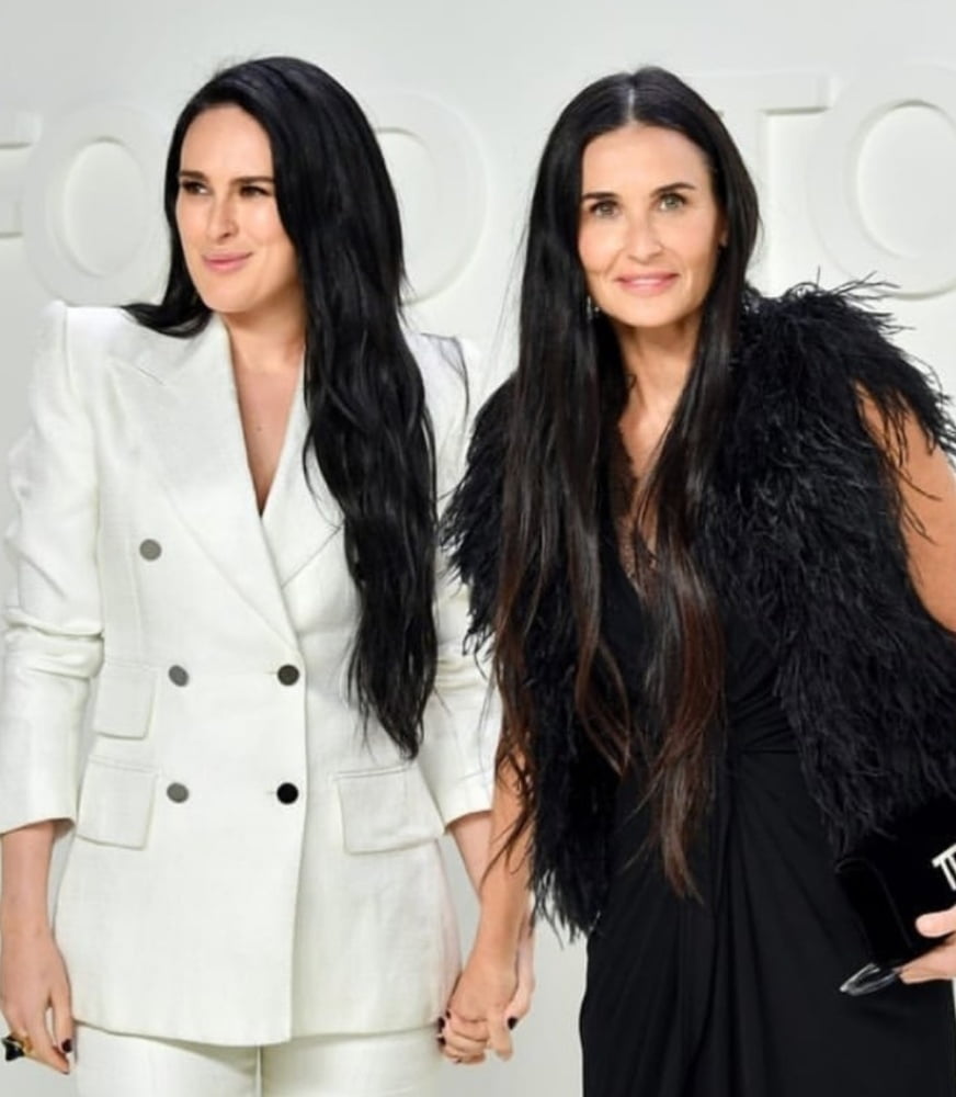 Demi Moore and daughters #93590291