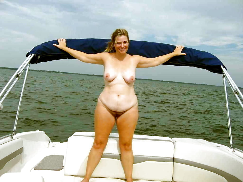 ボートの上で裸のおばあちゃんと成熟した
 #98139525