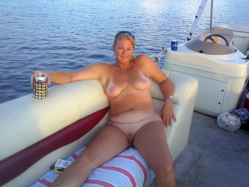 ボートの上で裸のおばあちゃんと成熟した
 #98139531