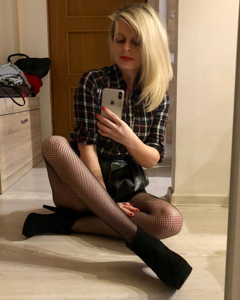 Meine heiße Amateur-Nachbarin macht Selfies in Nylon
 #102838405