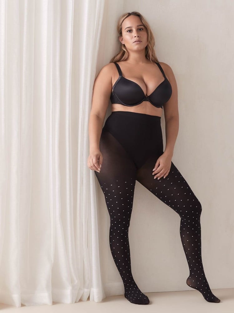 Modèles dodus en nylon, collants et maillots de bain.
 #92885620