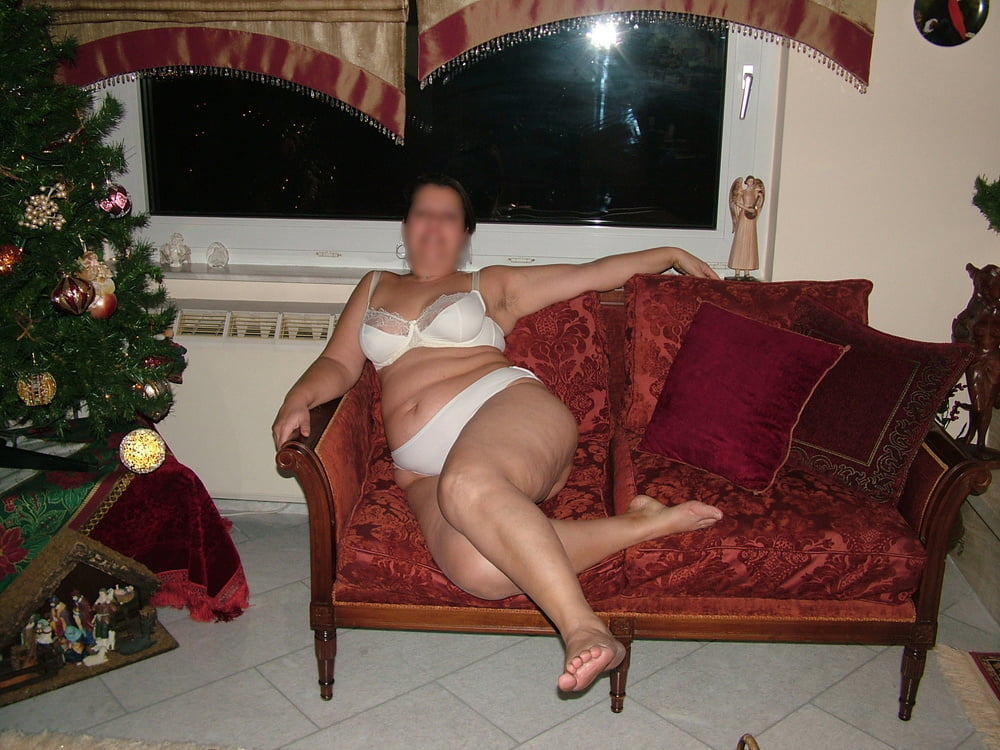 Sexy lingerie matures sur le canapé 2
 #95565402
