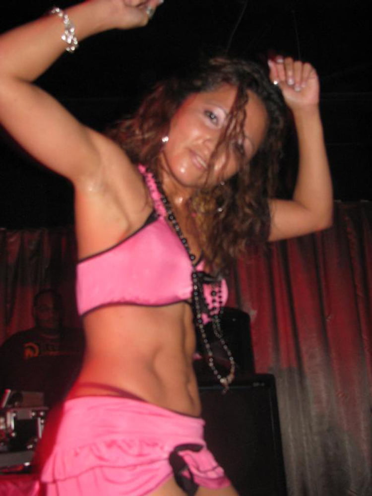 Filippina che balla nel bar
 #94436366