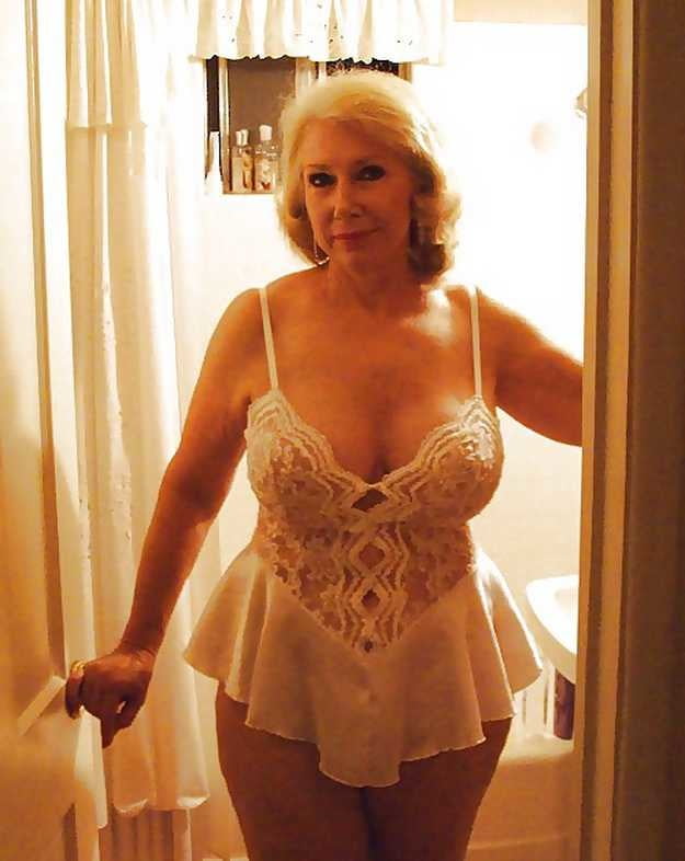 De milf à gilf avec des matures entre les deux 290
 #92174726