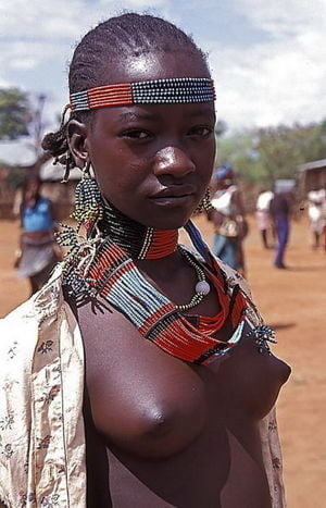 Afrikanische Stammesmädchen
 #96299616