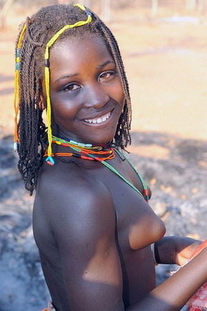 アフリカの部族の女の子
 #96299618