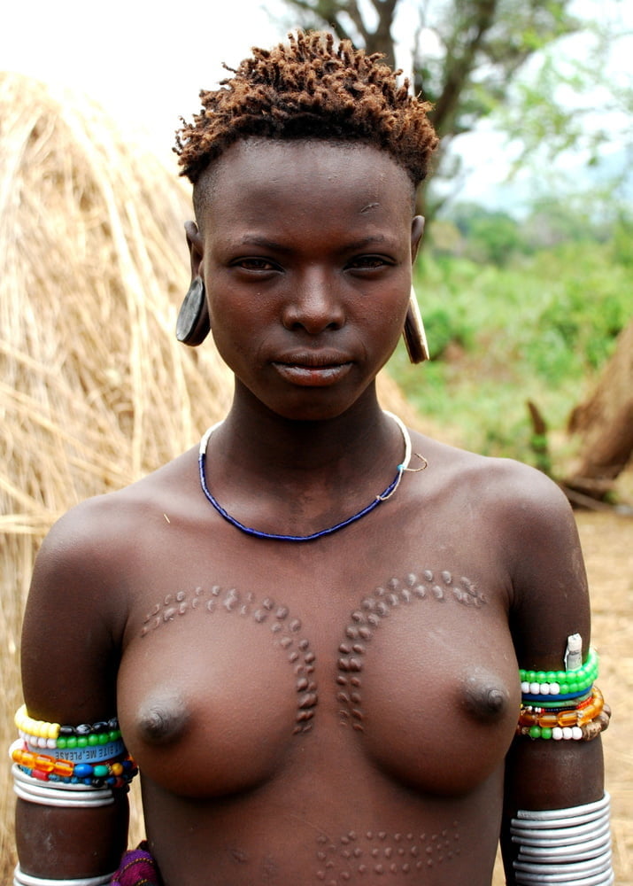 アフリカの部族の女の子
 #96299656