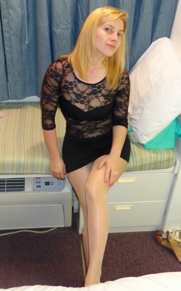 Lana, petite blonde, portant des collants brillants et bronzés
 #89711592