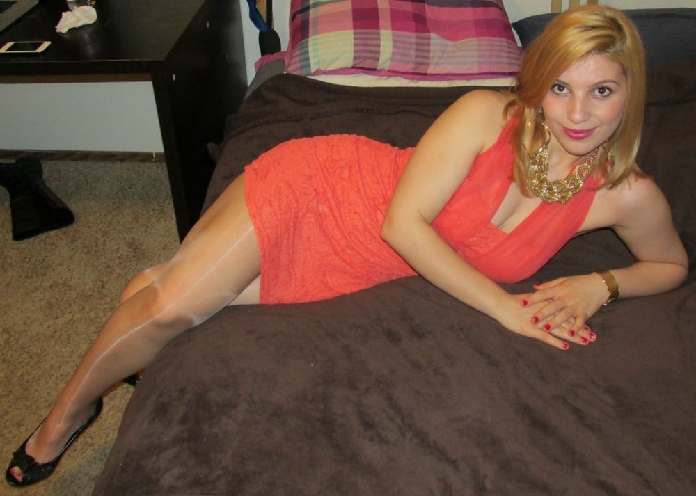Lana, petite blonde, portant des collants brillants et bronzés
 #89711765