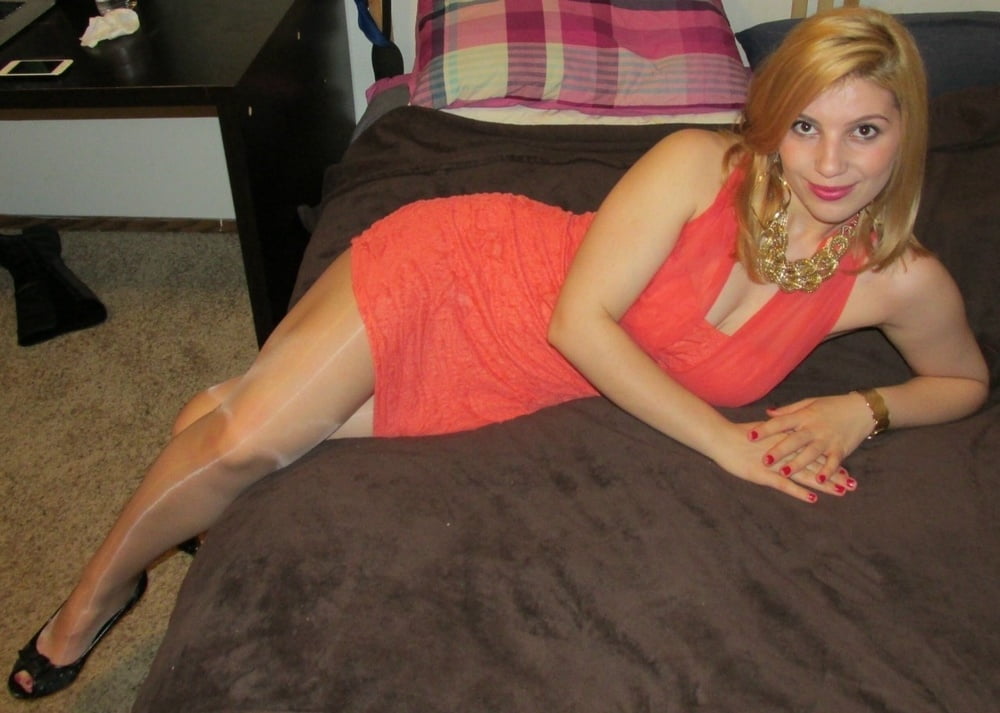 Lana, petite blonde, portant des collants brillants et bronzés
 #89711873