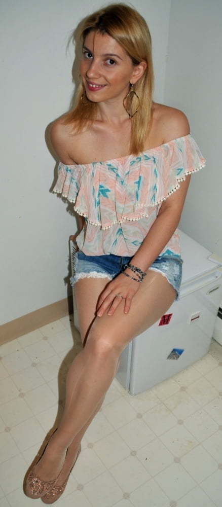 Lana, petite blonde, portant des collants brillants et bronzés
 #89711915