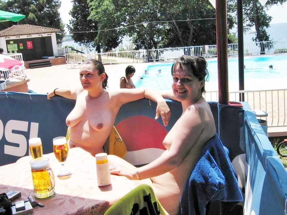 Nudist Paar nackt in fkk Resort
 #103994365