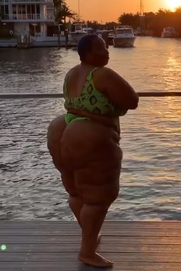 Caught this big booty black bbw walking while on vacatiom (en anglais)
 #91518467