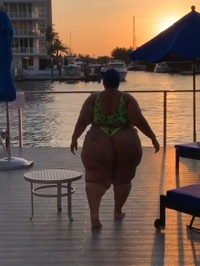 Caught this big booty black bbw walking while on vacatiom (en anglais)
 #91518478