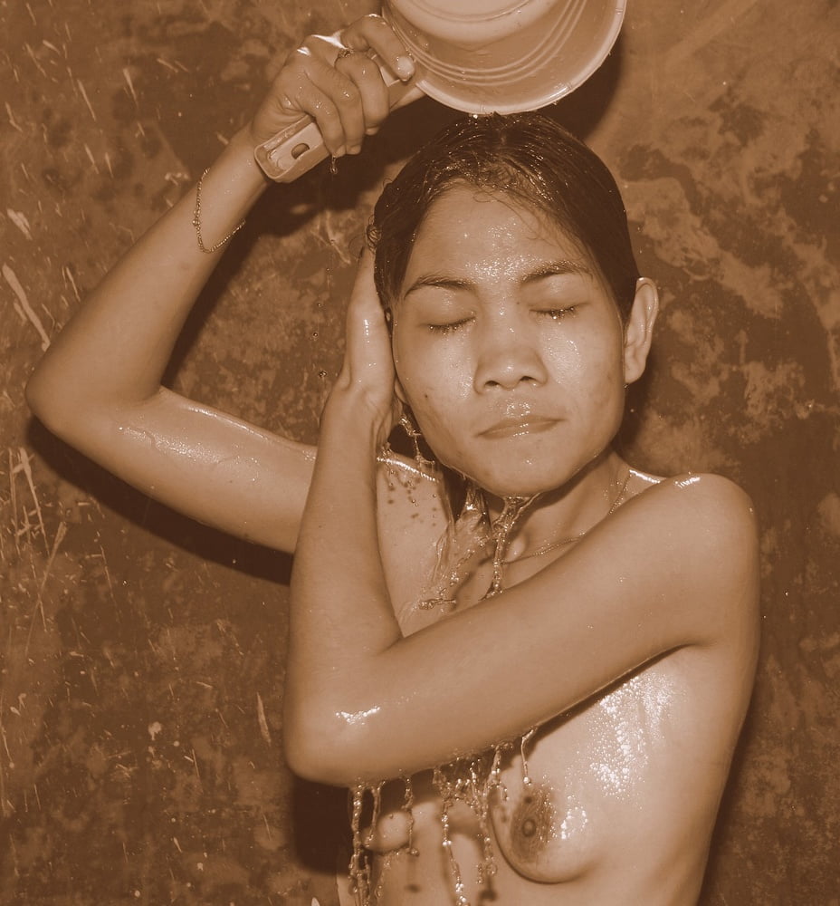 Filippina che fa il bagno
 #106407620