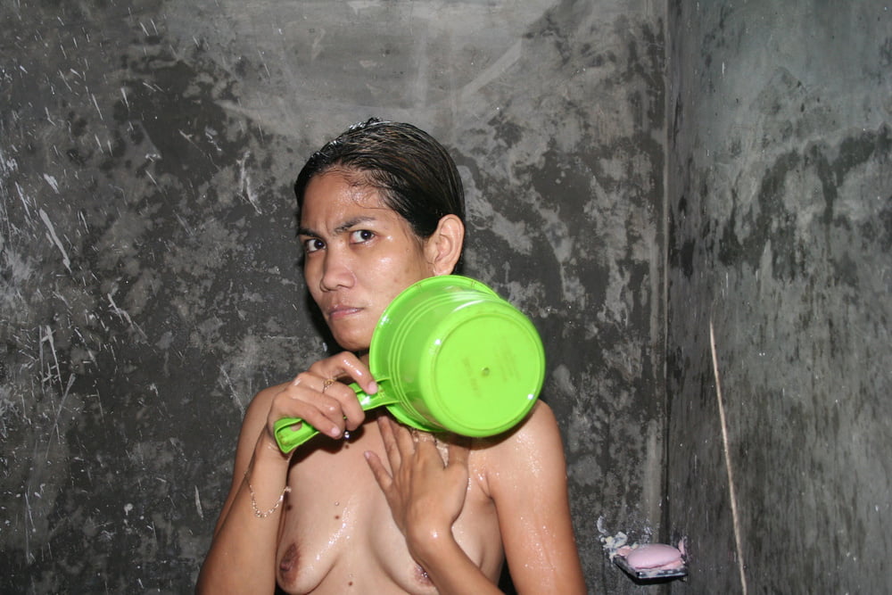 Filippina che fa il bagno
 #106407640