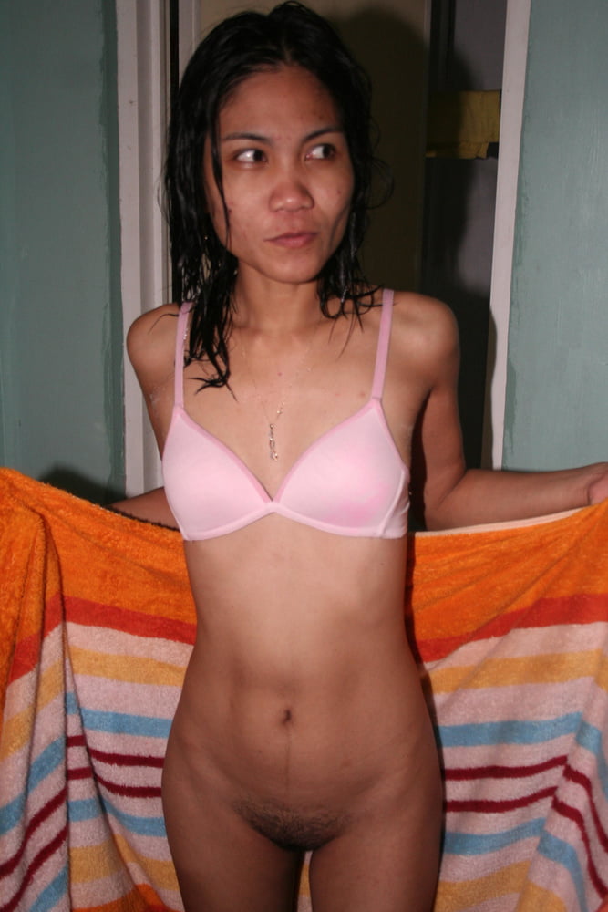 Filippina che fa il bagno
 #106407722