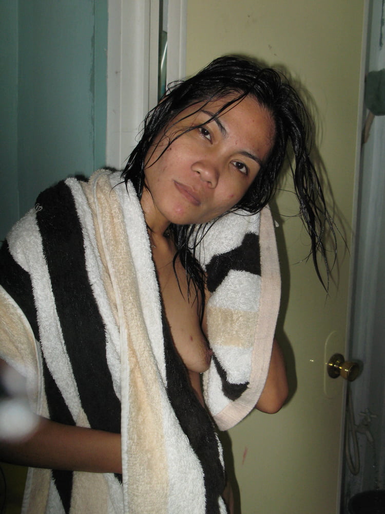 Filippina che fa il bagno
 #106407742