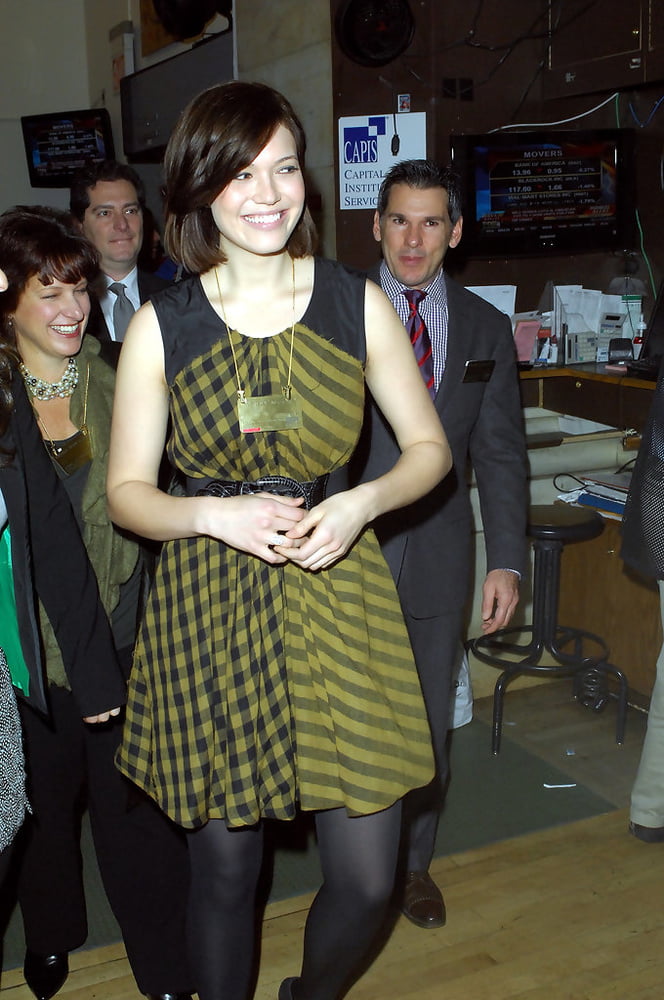 Mandy moore - coach rings the nyse opening bell (12 dec 2008
 #82737990